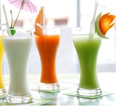 Pha nước uống đi picnic với trái cây và trà Lipton