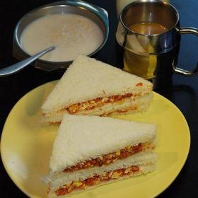Sandwich bò với ca cao nóng cho bữa sáng